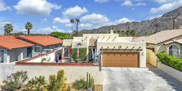 52260 Avenida Villa