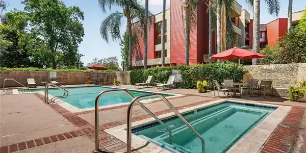 3961 Via Marisol