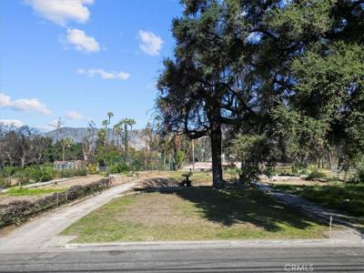 215 E Calaveras