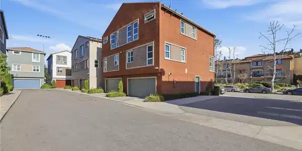 2700 E Chaucer