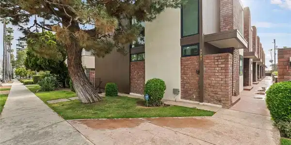 1227 N Brand