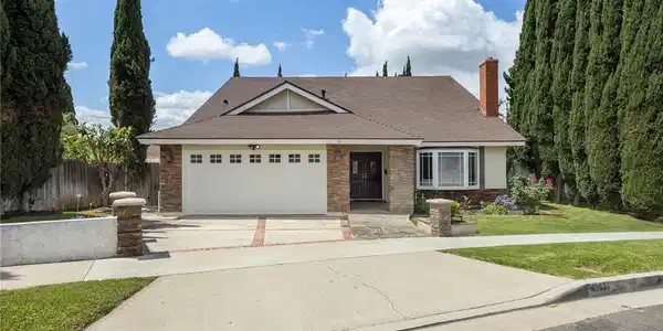4962 E Glenview