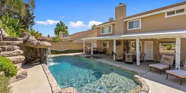 10950 Glenoaks Drive
