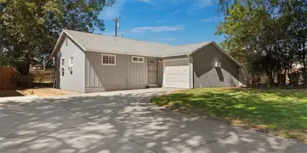 2386 Roxbury Dr