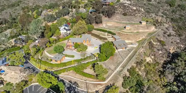 4 Castle Rock Way