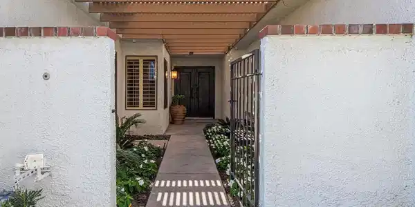 103 Avenida Las Palmas