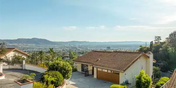 1218 E Tujunga