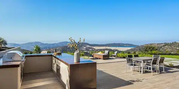 18238 Avenida Apice