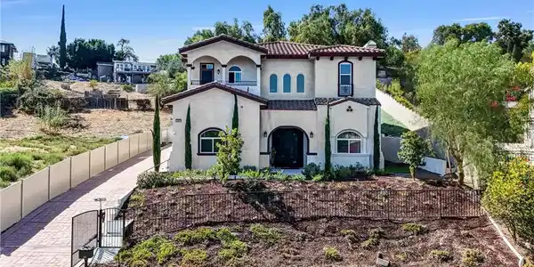 451 Avenida Esplendor
