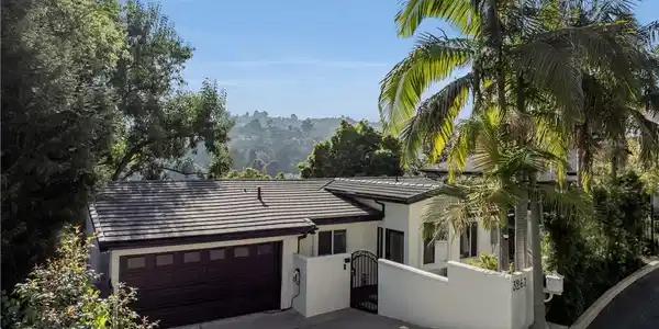 3261 N Knoll Drive