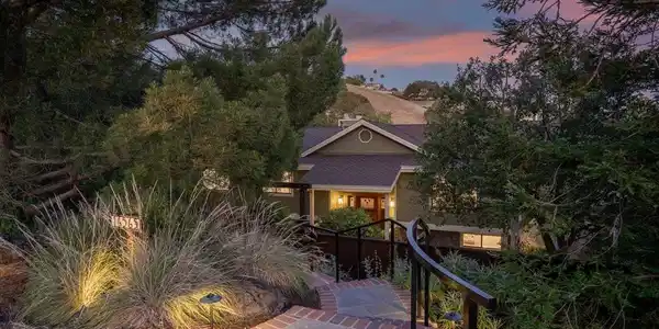 16565 Oak View Circle