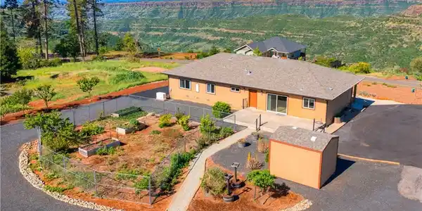 6092 Cliff Drive