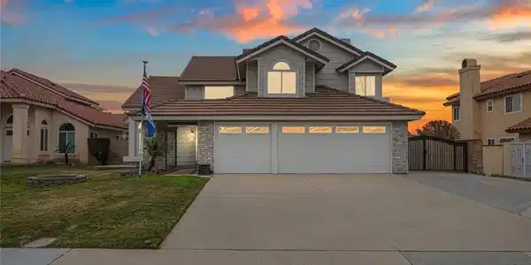2908 E Black Horse