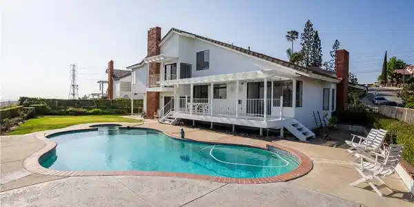 2326 N Rockridge