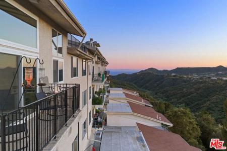 2385 Roscomare Road
