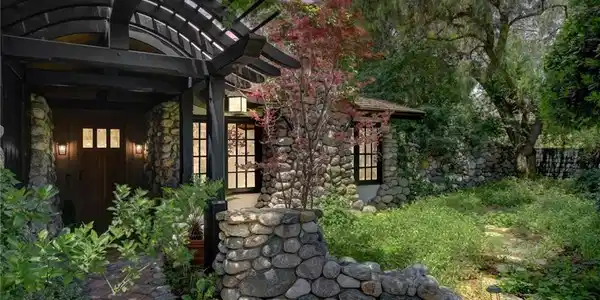 2293 Bonnie Brae