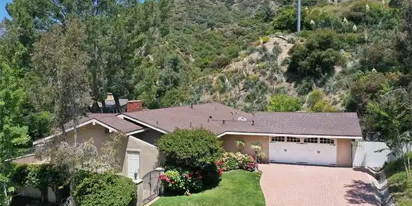 935 Bay Tree