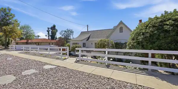 1124 E Mariposa Street
