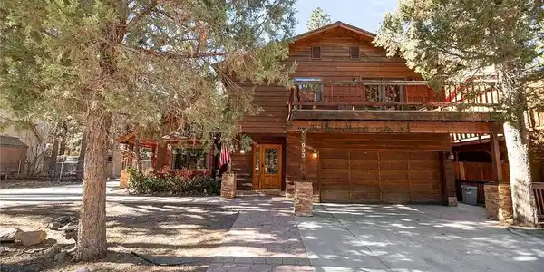 933 East Lane