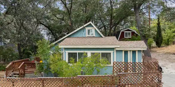 1557 Edge Cliff