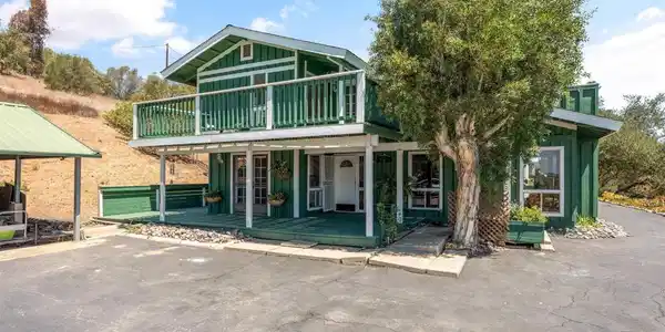 4439 La Canada