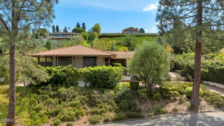 880 Grada Avenue