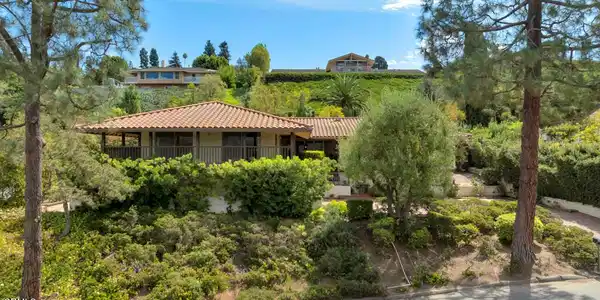 880 Grada Avenue