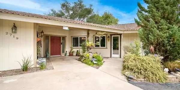 2719 Via Del Robles