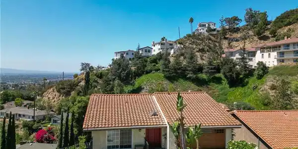 1218 E Tujunga Avenue