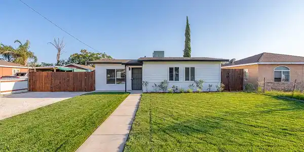 15413 Pine Avenue