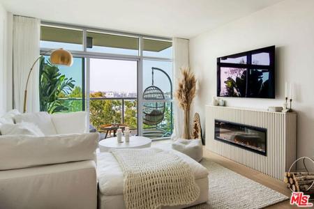 13700 Marina Pointe Drive