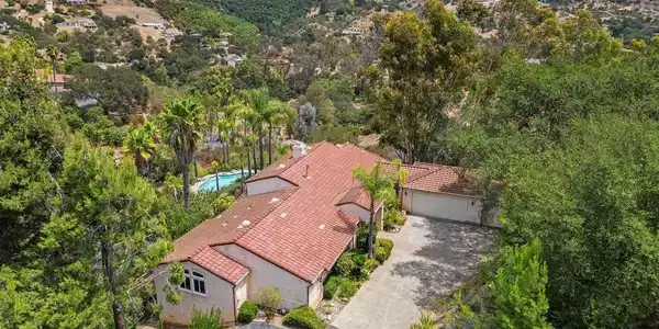 2718 Via Del Robles