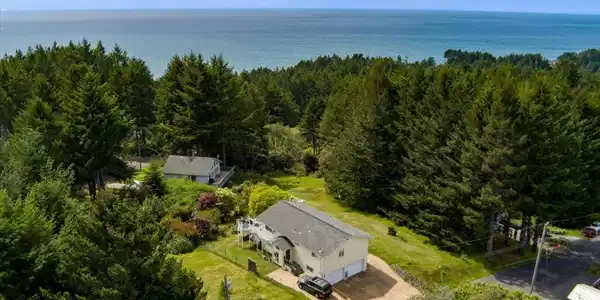 520 Redwood Road