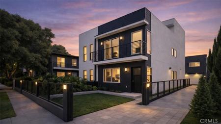 2620 N Beachwood