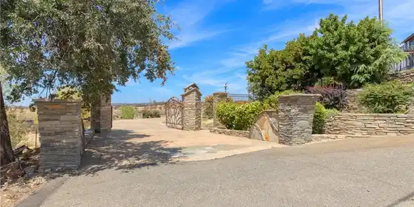 1475 Rim Rock Drive