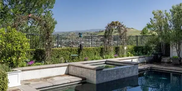 2589 N Promontory