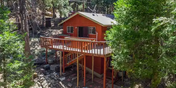 21824 Crestline Rd