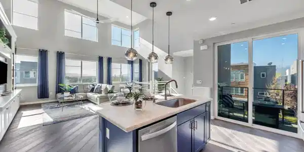 111 Llano De Los Robles Avenue