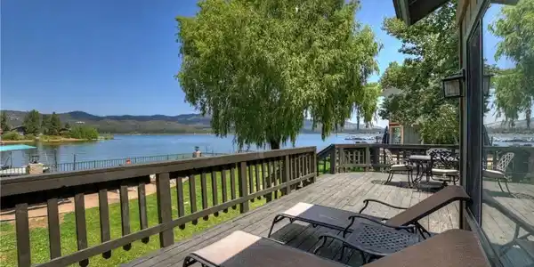 488 Lakeview Court