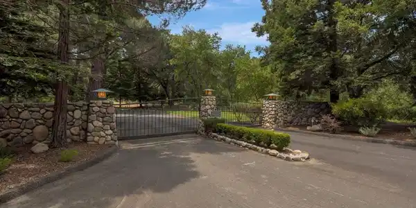 17 Sleepy Hollow Drive