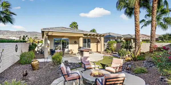 81581 Avenida Viesca