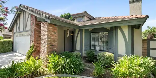 2651 Victoria Park