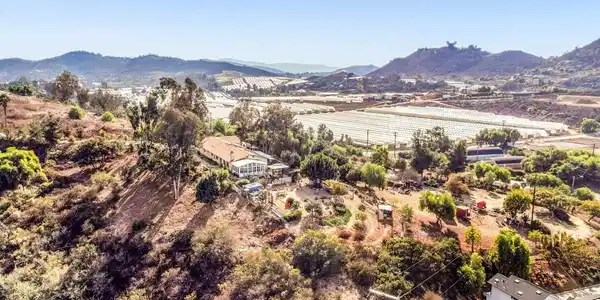 3712 Twin Oaks Crest Drive