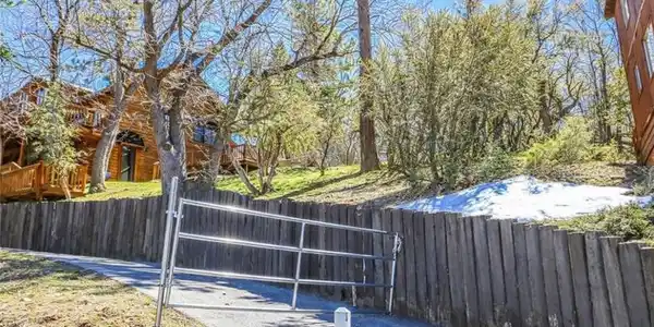 1121 Crags