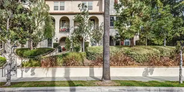 827 E Promenade