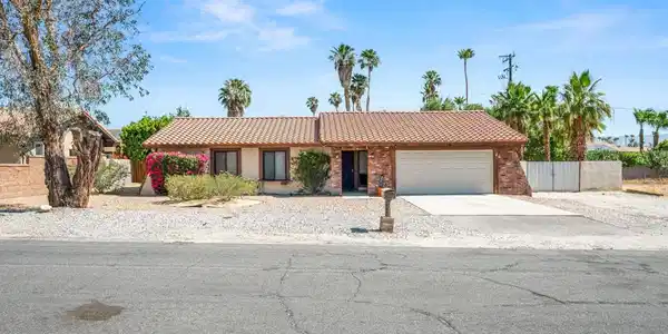 352 W Dominguez Road