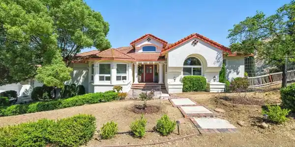 15610 Oakridge