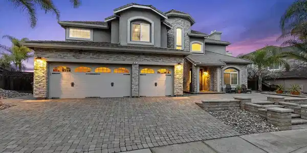 4 Majestic Oak Ct