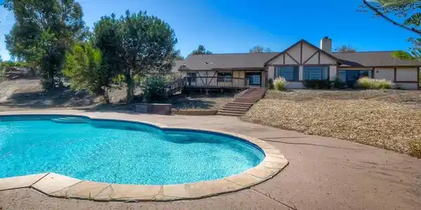 1054 Landavo Rancho