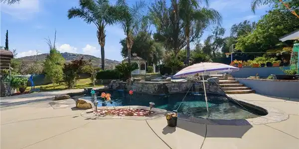 41215 Crest Dr